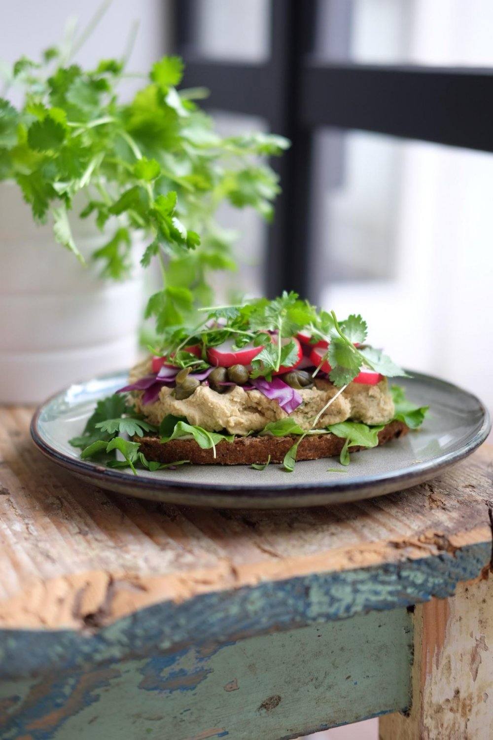 Toast met kikkererwtensalade en groentjes