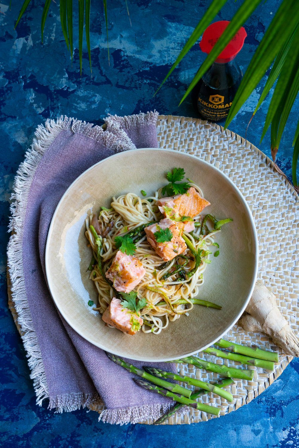 Noedels met groene asperges en gebakken zalm