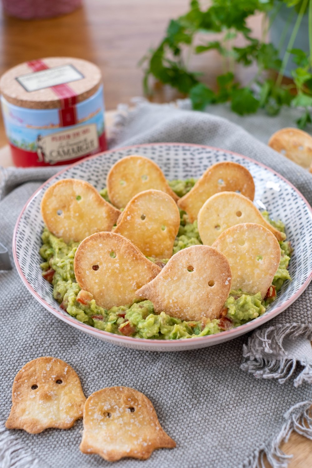 Spooky tortillachips met guacamoledip