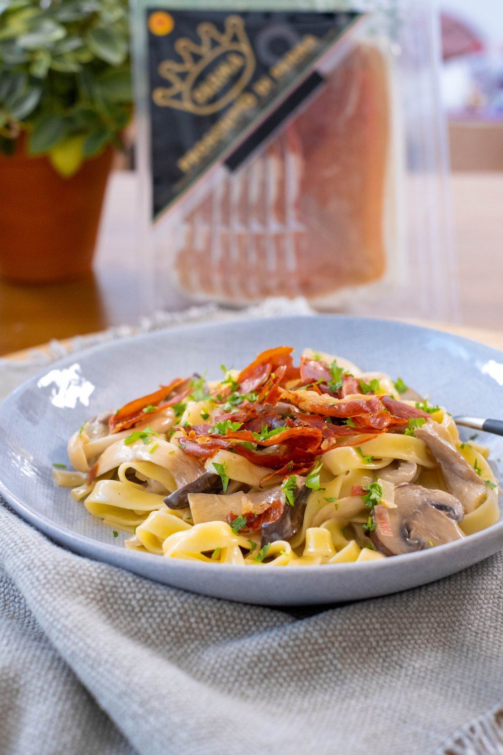 Pasta met bospaddenstoelen en Parmaham