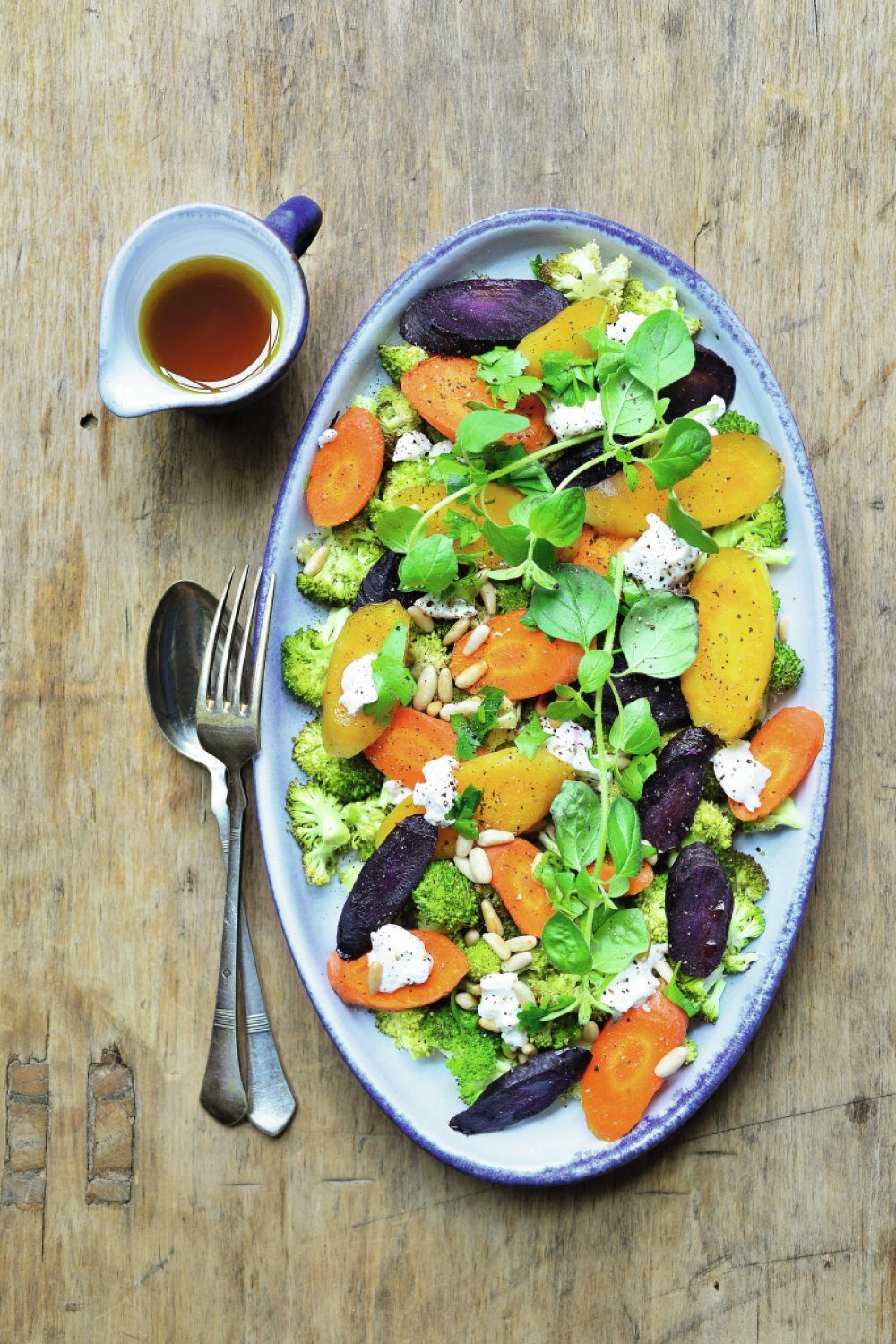 Geroosterde broccolisalade met wortel en geitenkaas