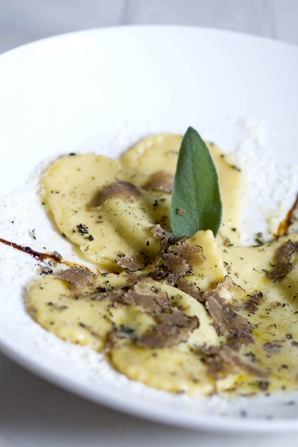 Ravioli met salieboter en porcini