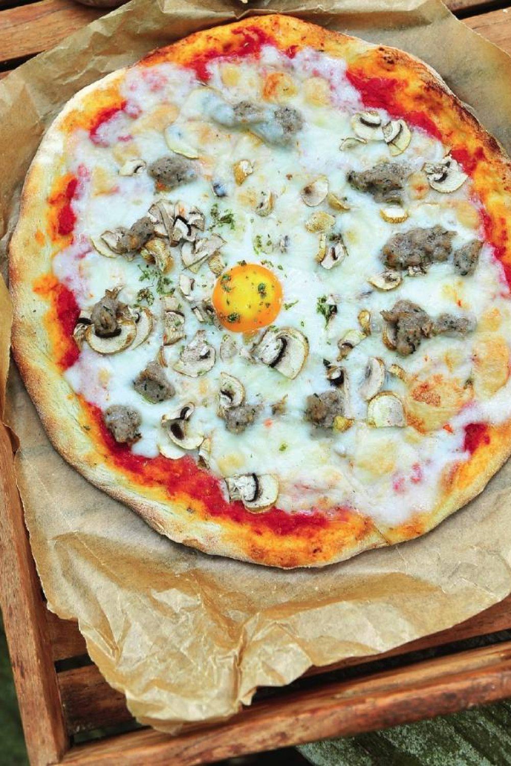 Pizza Nonna met salsiccia, champignons en een eitje