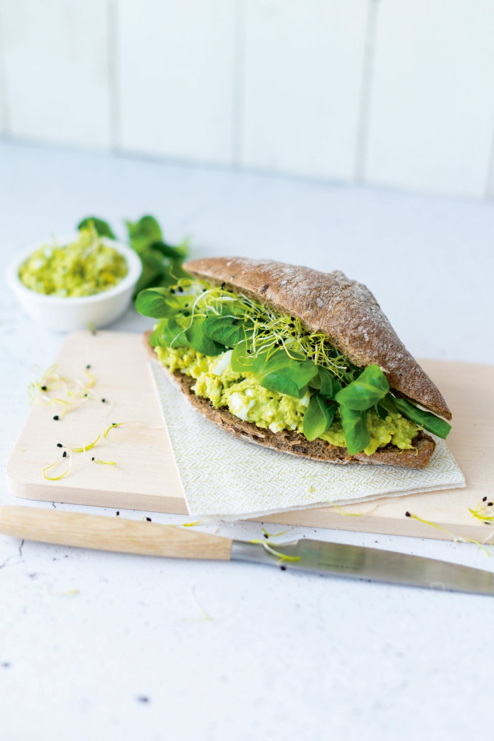 Broodje met avocado-eiersalade