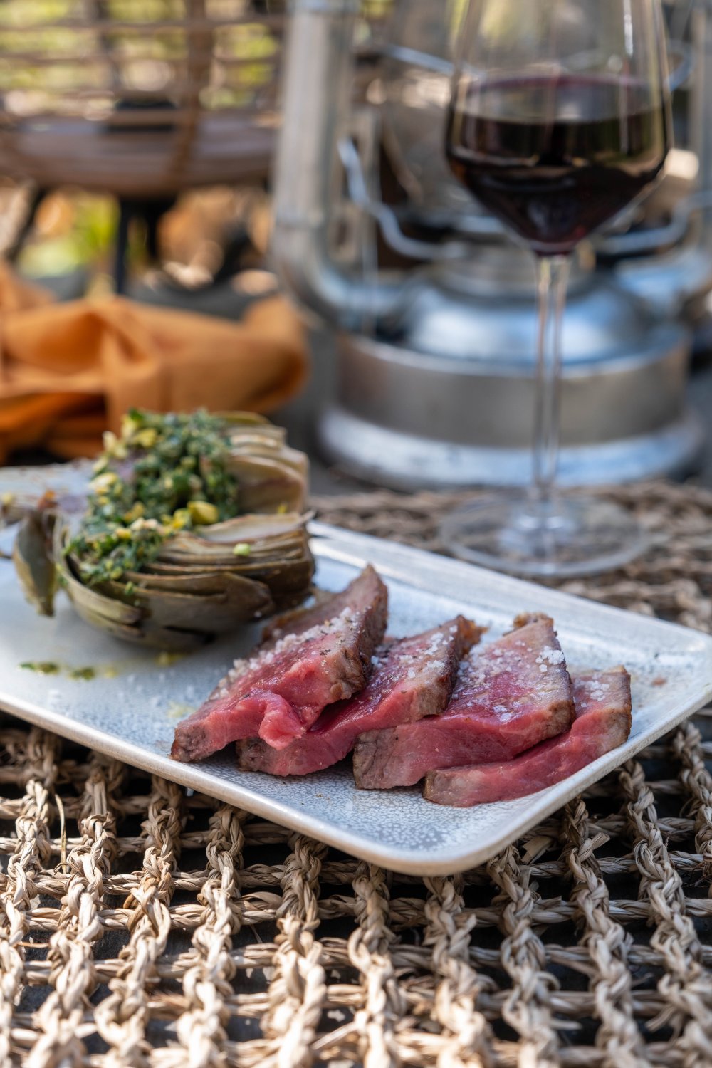 Bistecca Fiorentina met gegrilde artisjok en salsa verde