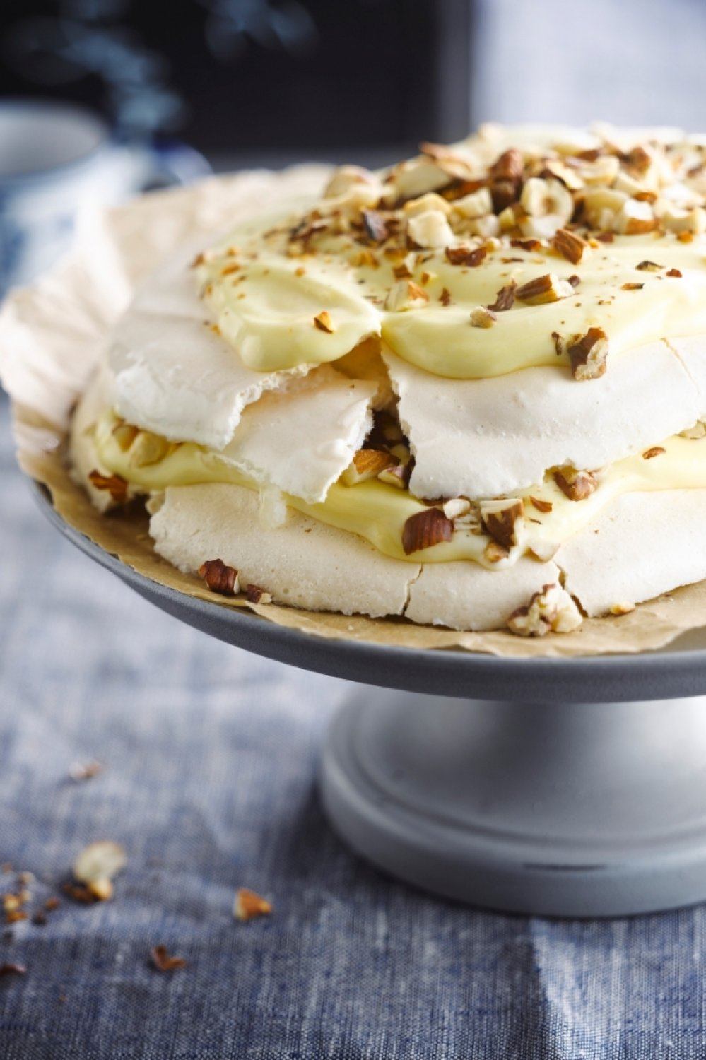 Pavlova met geroosterde noten