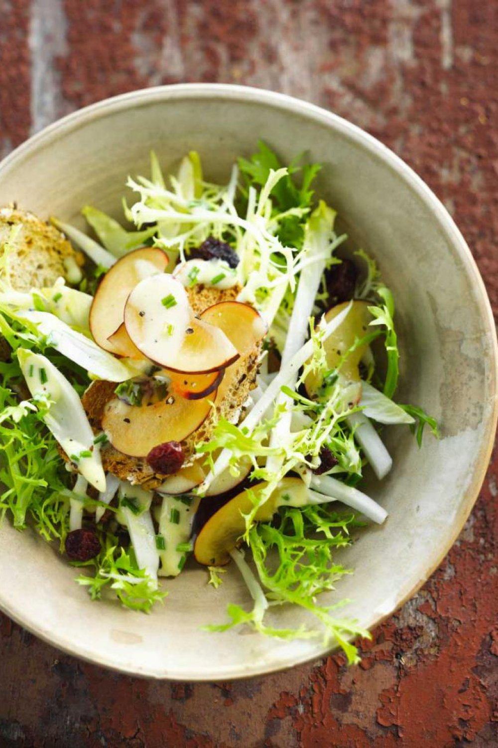 Salade met blauwe pruimen en geitenkaasdressing