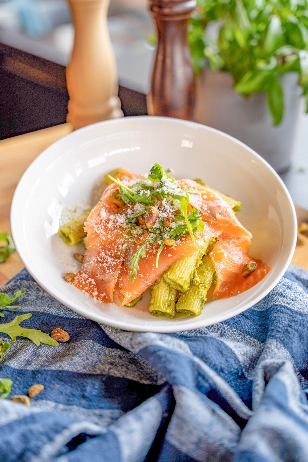 Pasta met pistachepesto en gerookte zalm