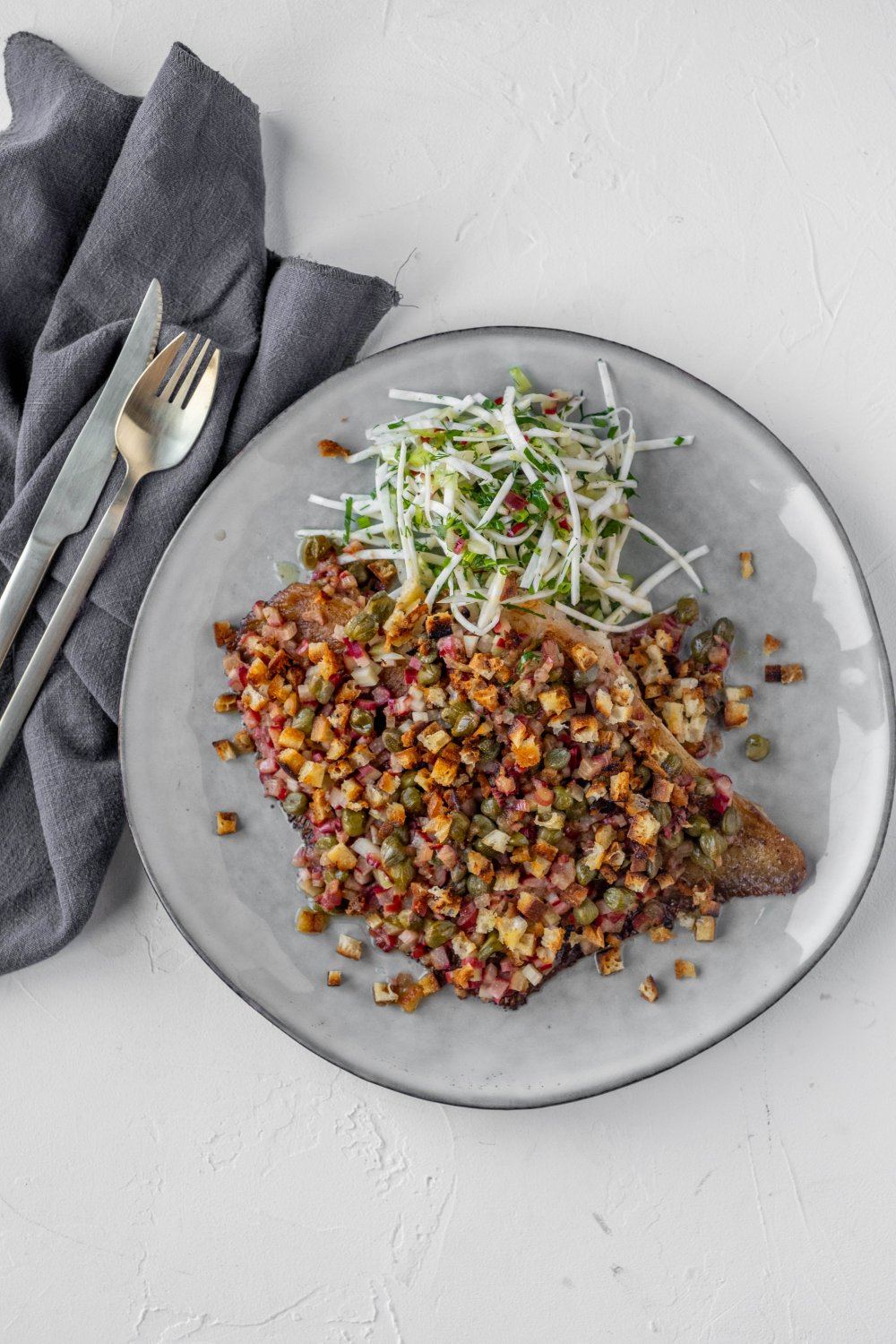 Rog met rabarber en knolseldersalade