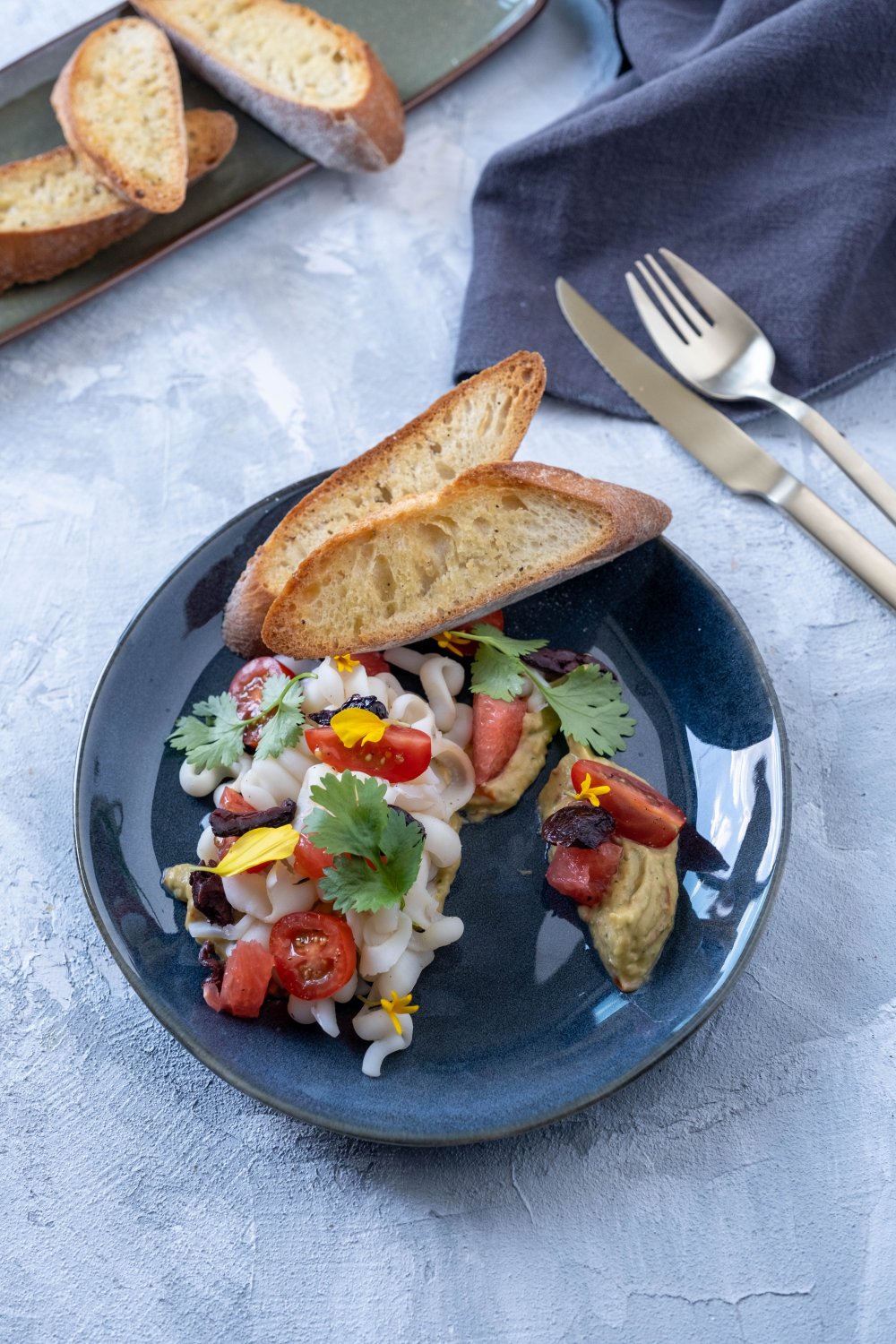 Tagliatelle van inktvis met guacamole en pompelmoes