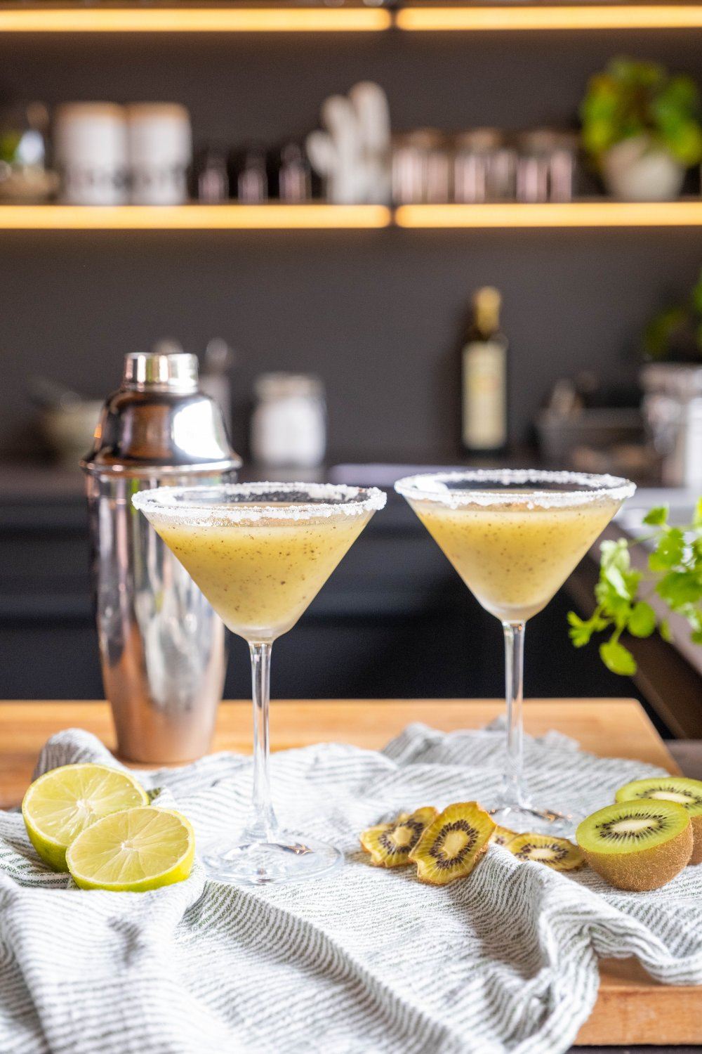 Kiwi margarita met gedroogde kiwichips