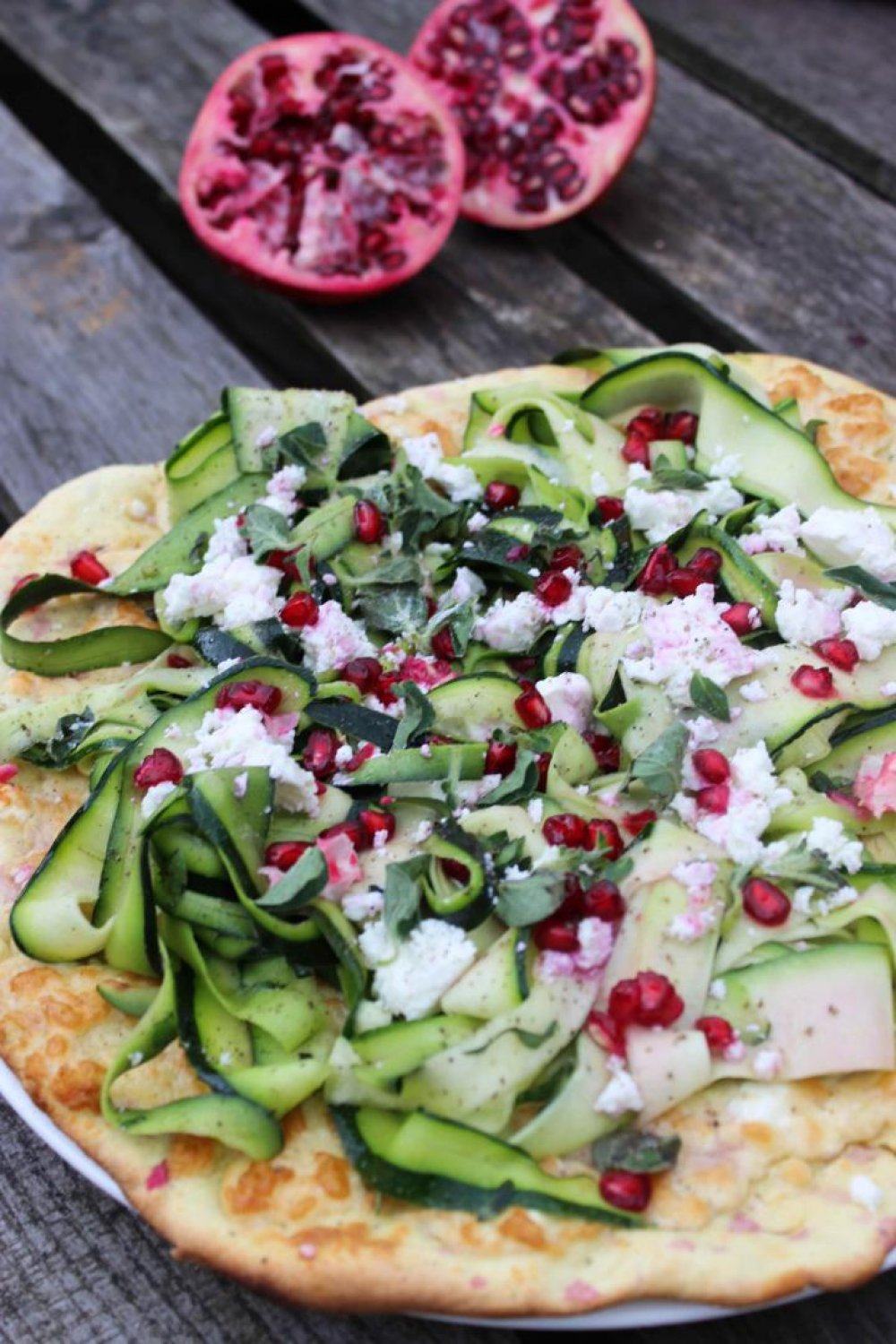 Naanpizza met feta, Parmezaan en een fris slaatje