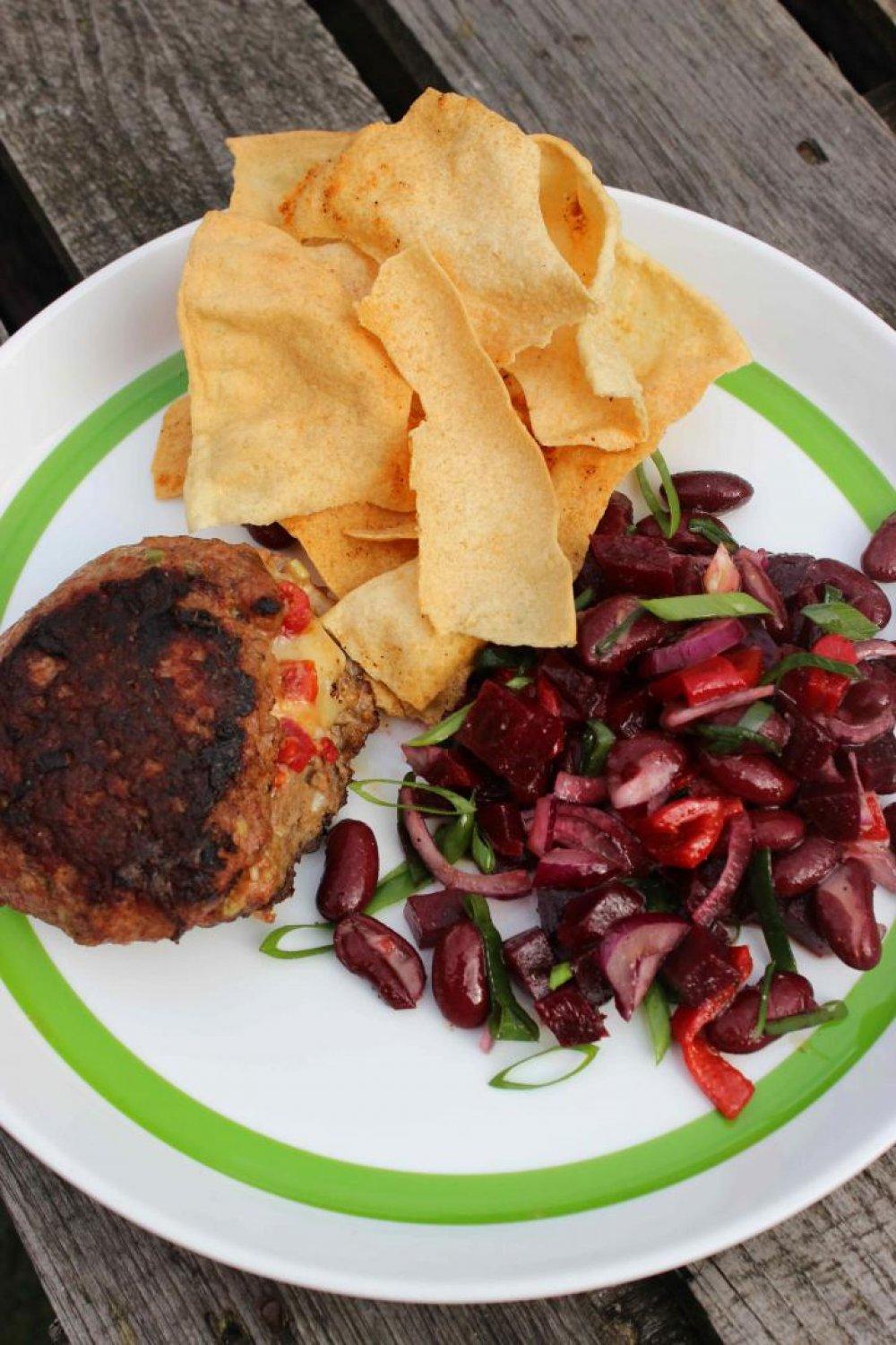 Jalapeno-cheddarburgers met zelfgemaakte tortilla chips