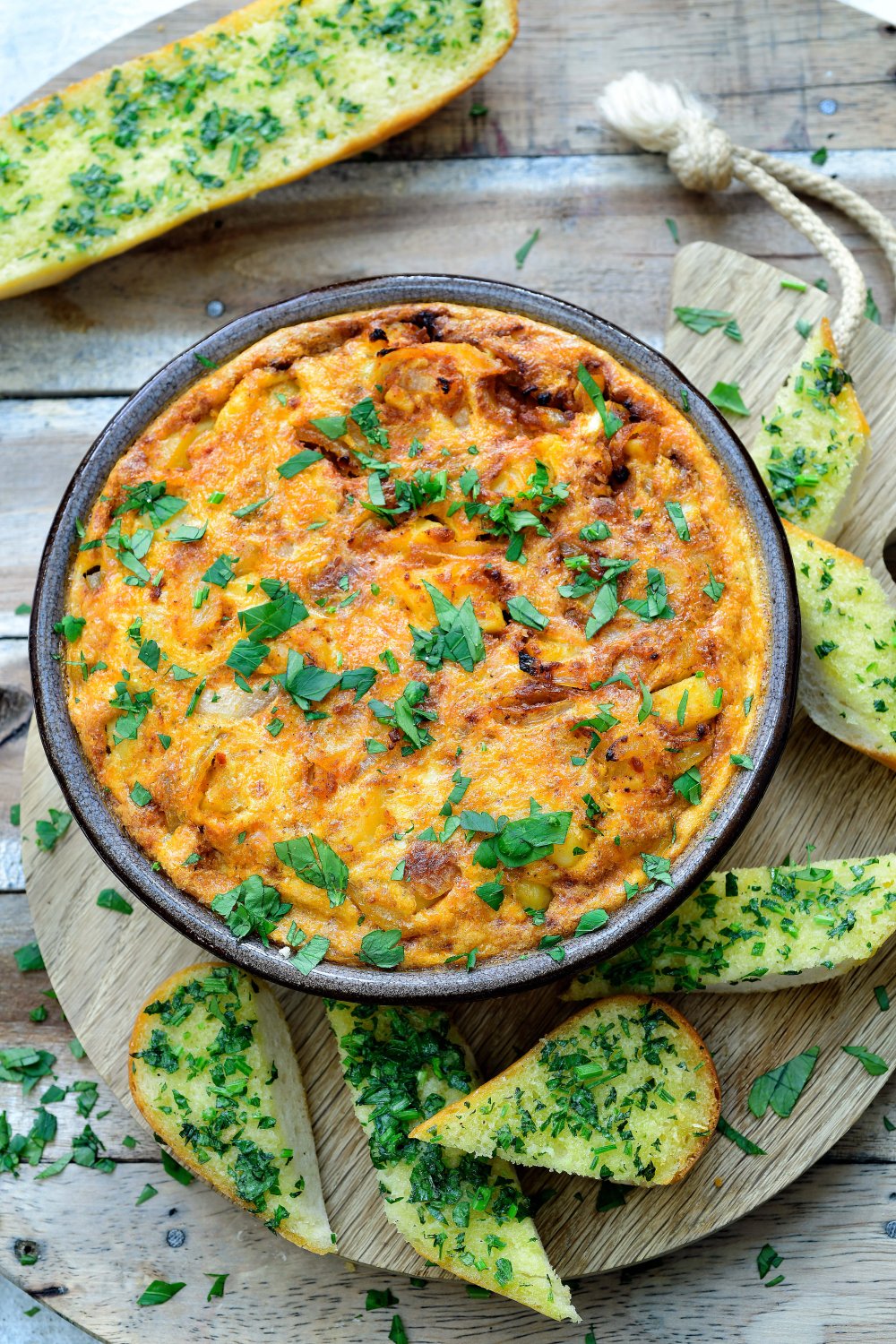 Tortilla met harissa-aardappelen, gebakken ui en lookbrood