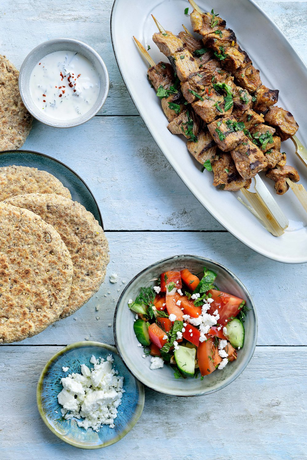 Souvlaki van lam met yoghurtlooksaus en pitabroodjes