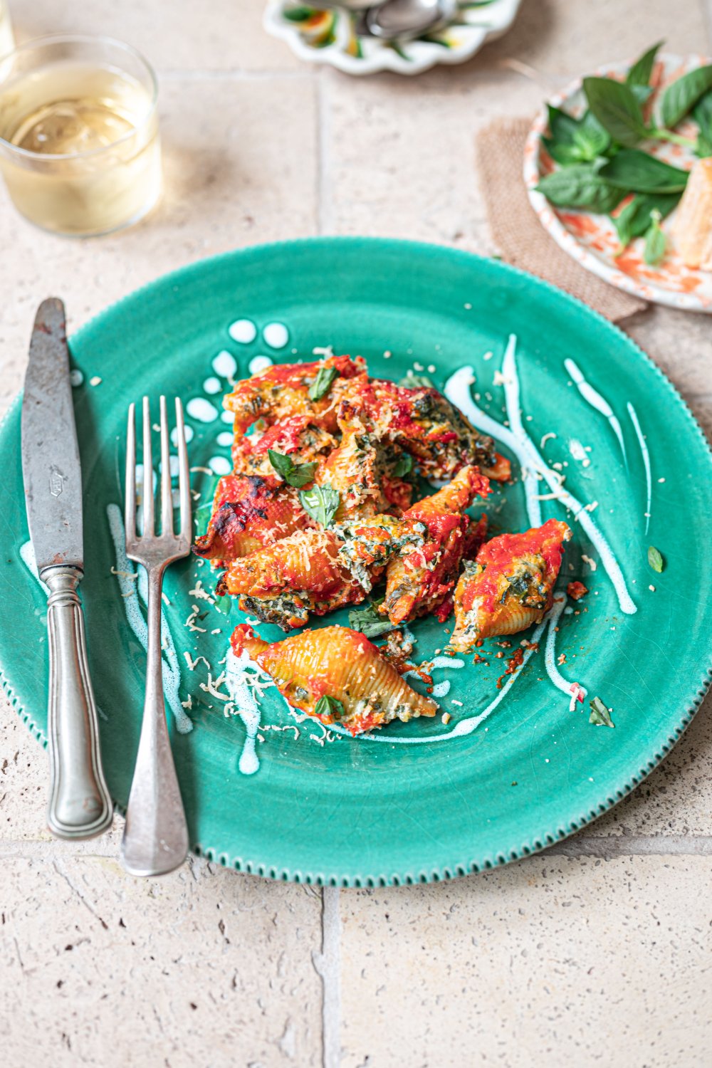 Gevulde pastaschelpen met vegan ricotta en spinazie