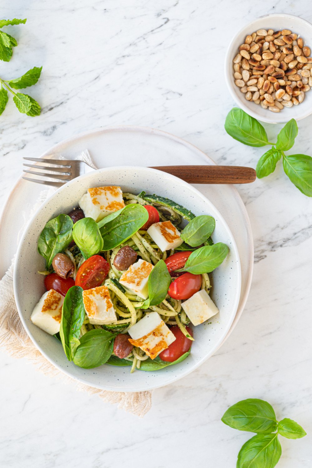 Courgetti met munt-basilicumpesto en halloumi