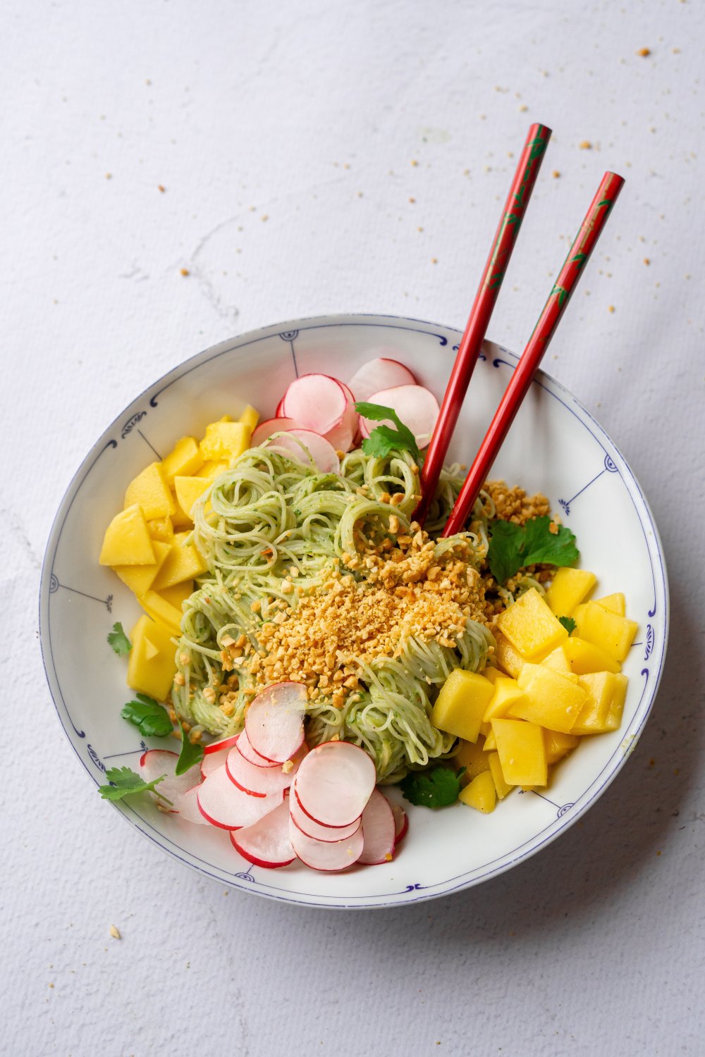 Groene rijstnoedels met avocado en mango