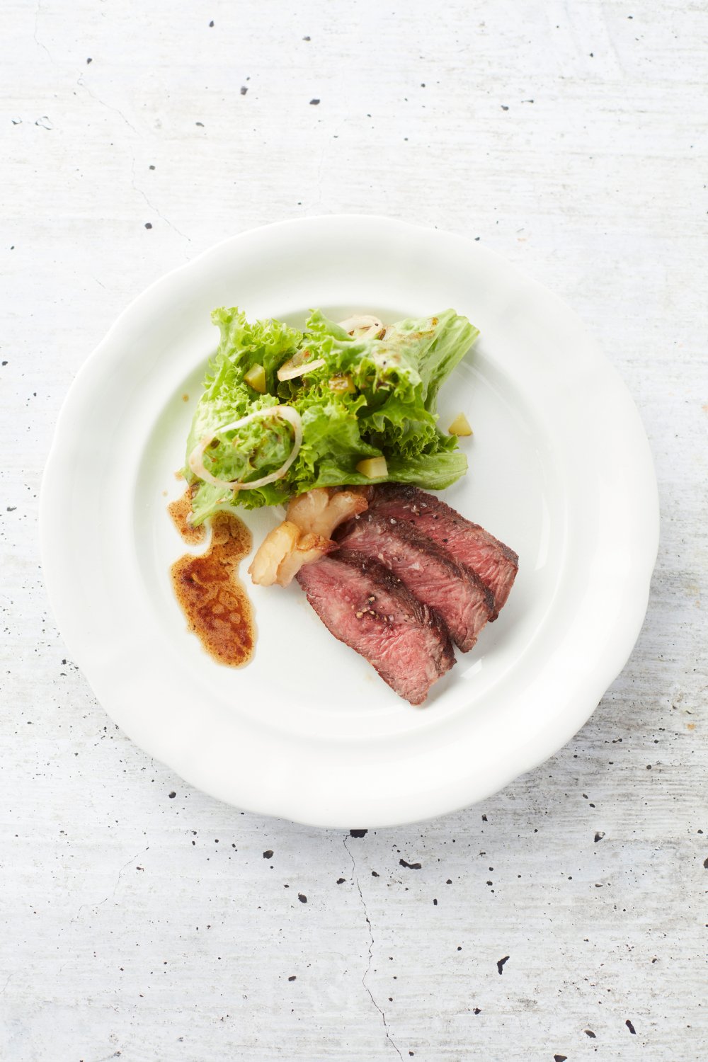 Entrecote met groene krulsla en bakvinaigrette