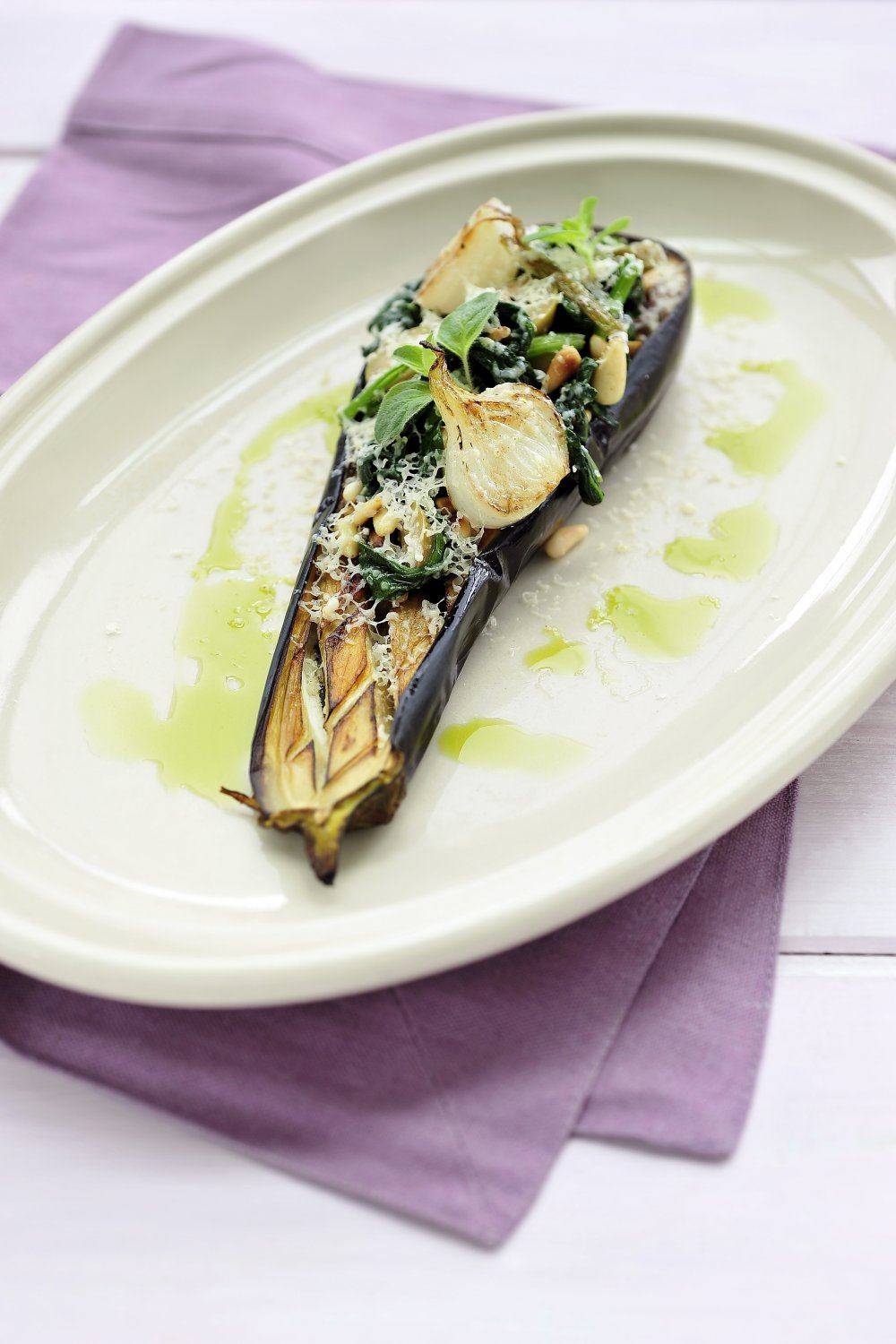 Geroosterde aubergine met salade van spinazie