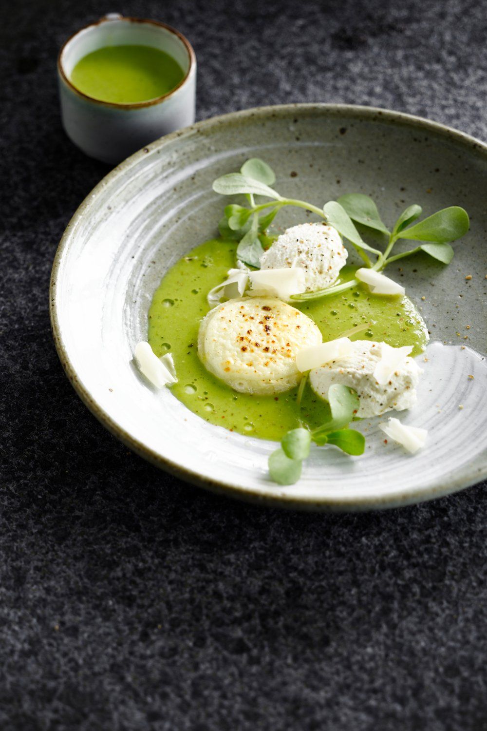 Gegratineerde geitenkaas met groene saus