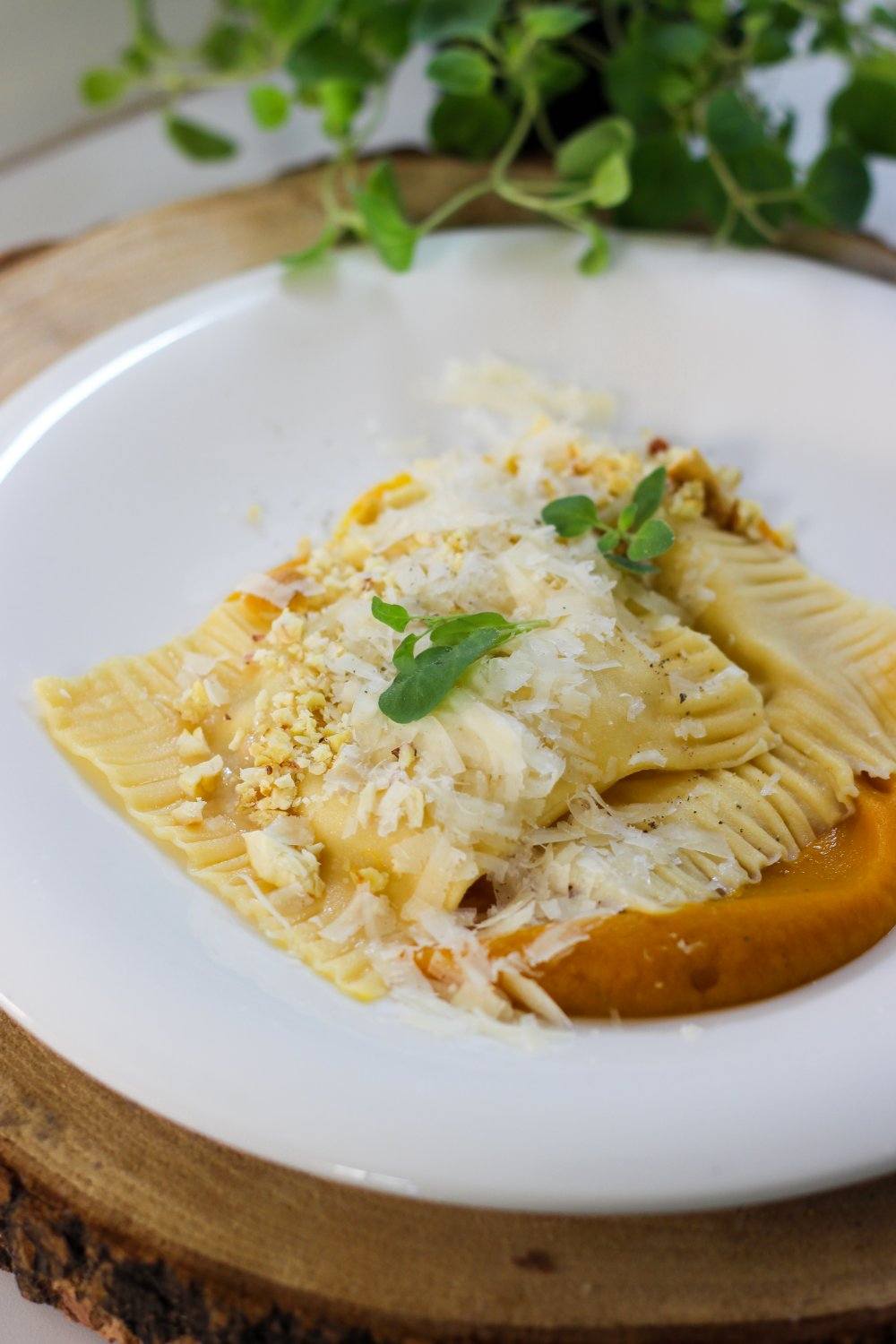 Ravioli met gorgonzola, pompoencrème en kastanjecrumble