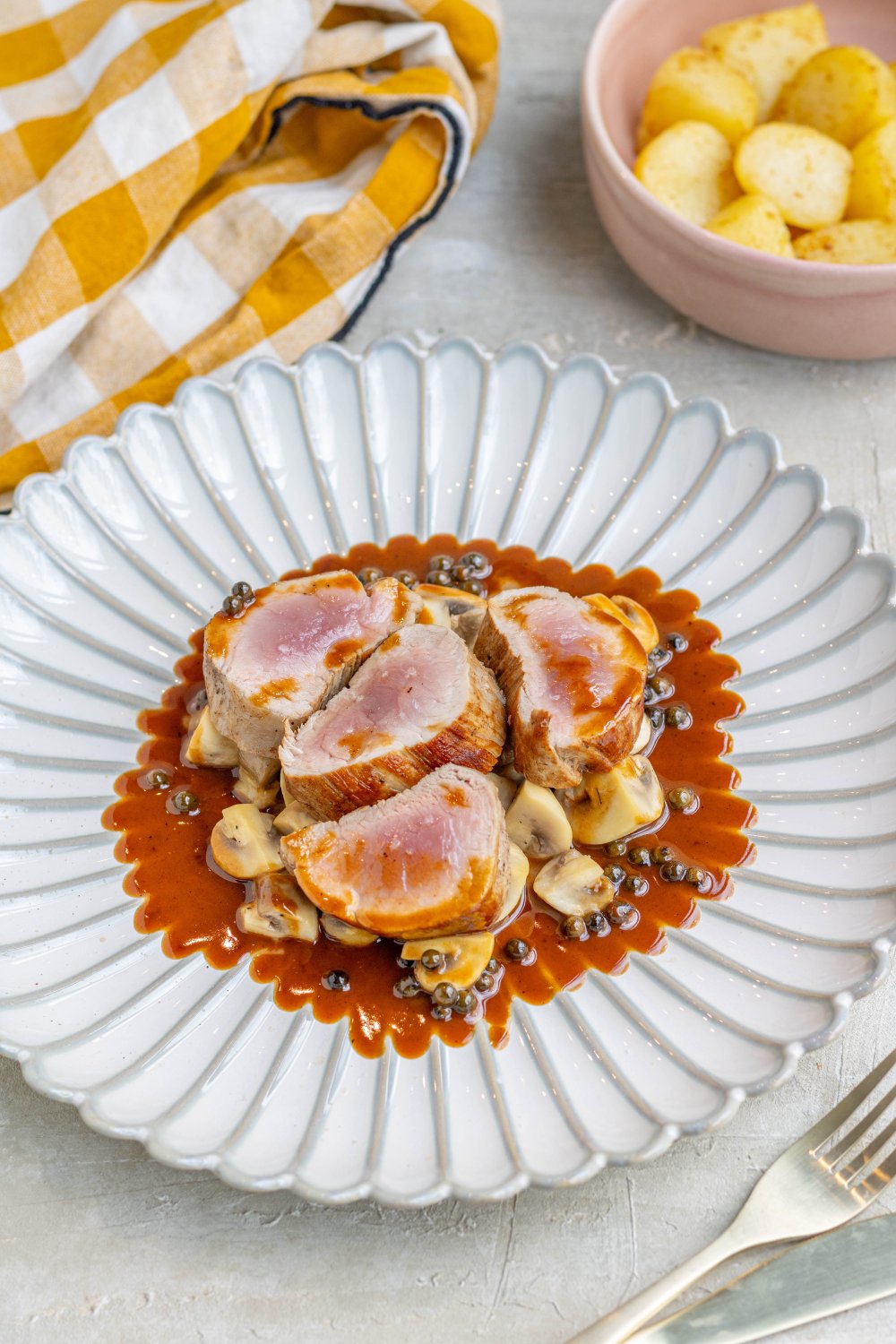 Varkensmedaillon met champignons, peperroomsaus en aardappeltjes