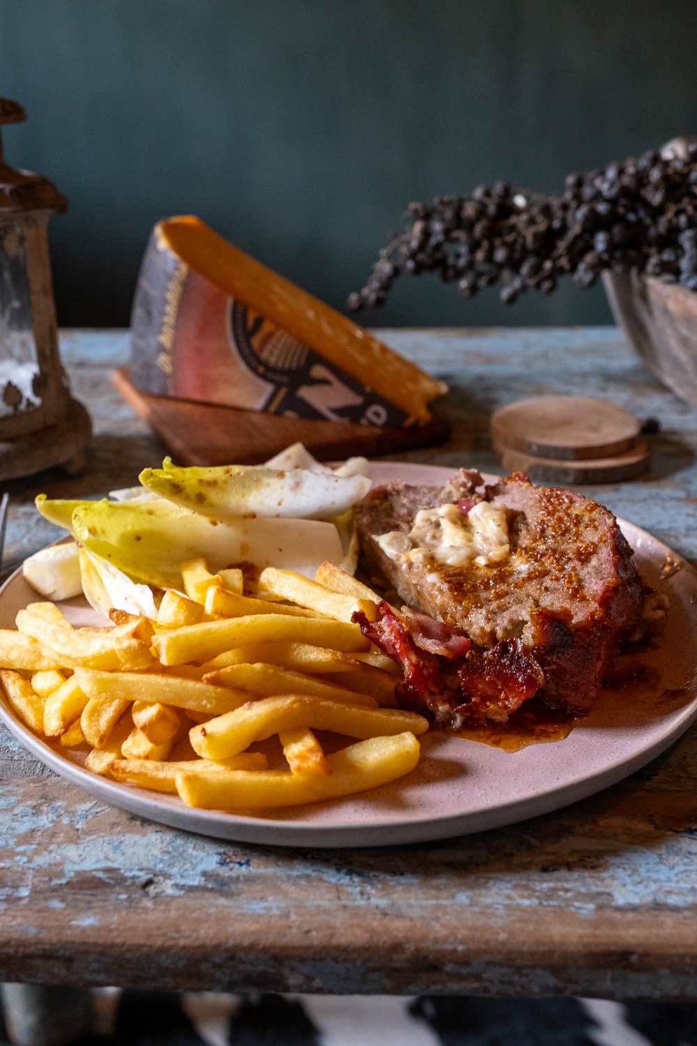 Gevuld gehaktbrood met witloof en frietjes