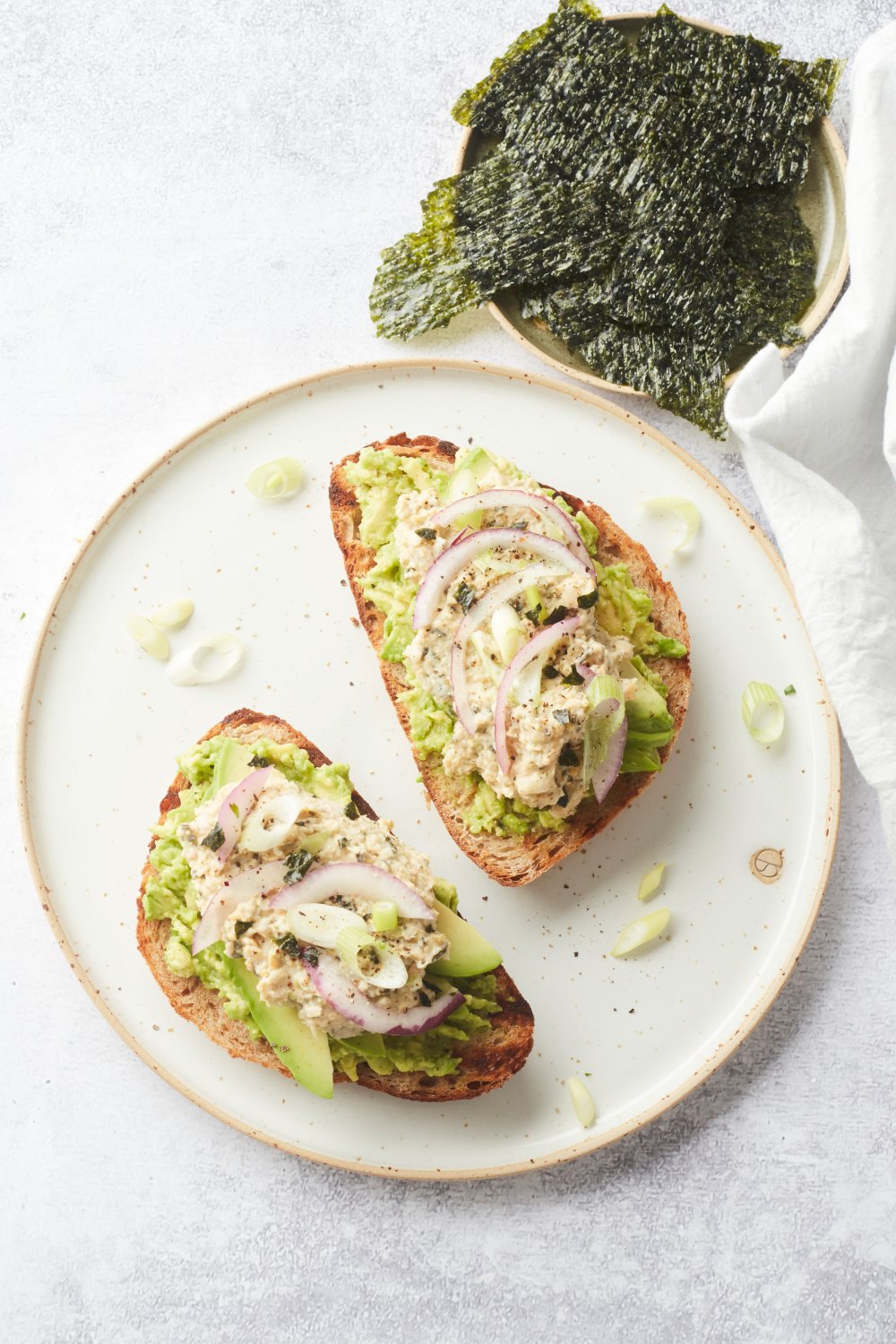 Toast met avocado en vegan tonijnsalade