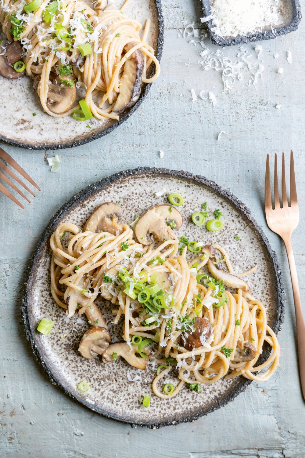 Volkorenpasta met champignons, shiitakes en miso