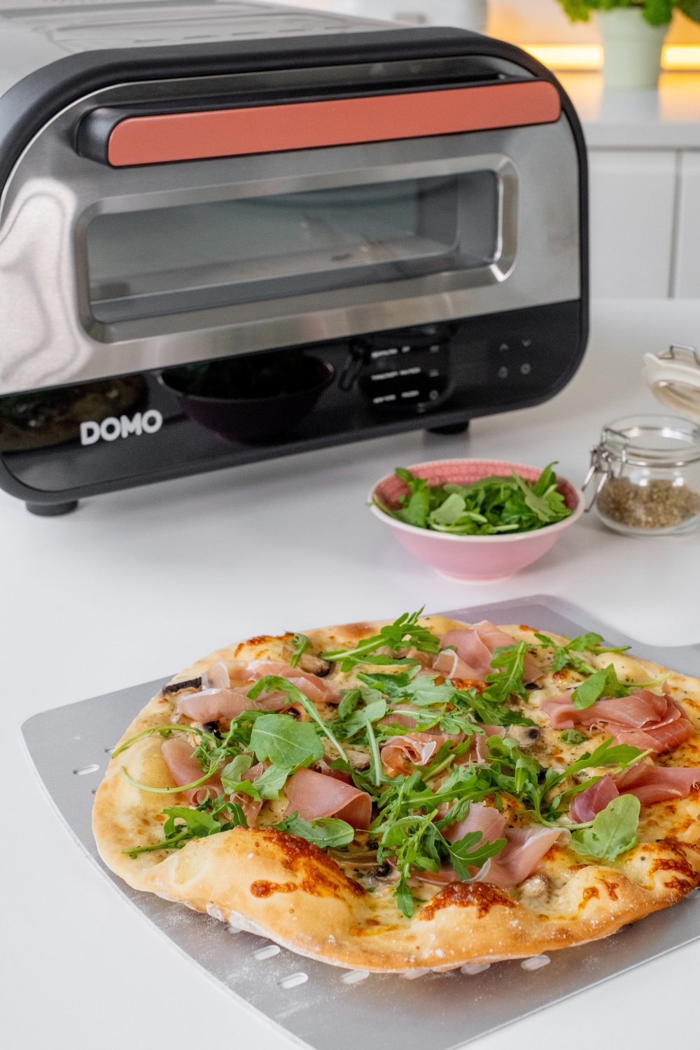 Pizza al tartufo met truffelcrème, champignons, Italiaanse ham en rucola
