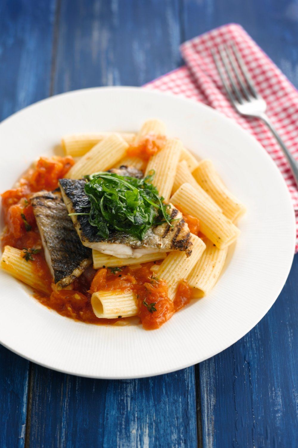 Rigatoni met geroosterde zeebaars en tomatencompote