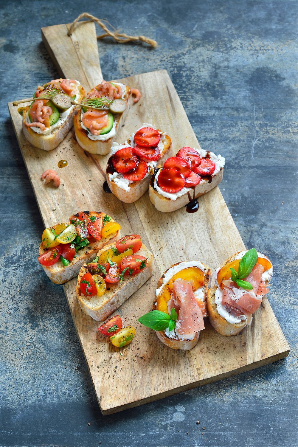 Crostini met zure room en zalm