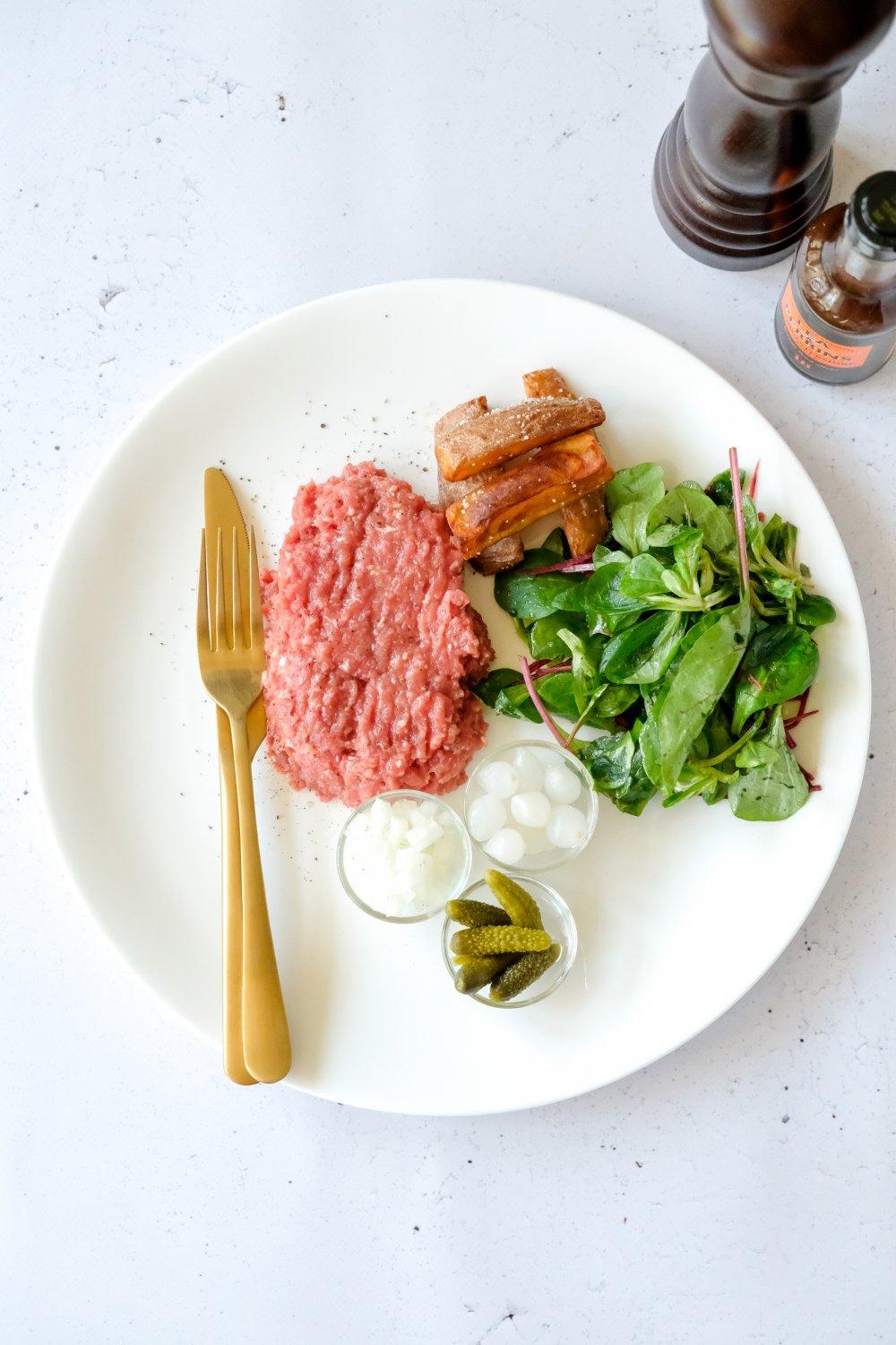 Tartaarsteak met veldsla en dikke frieten