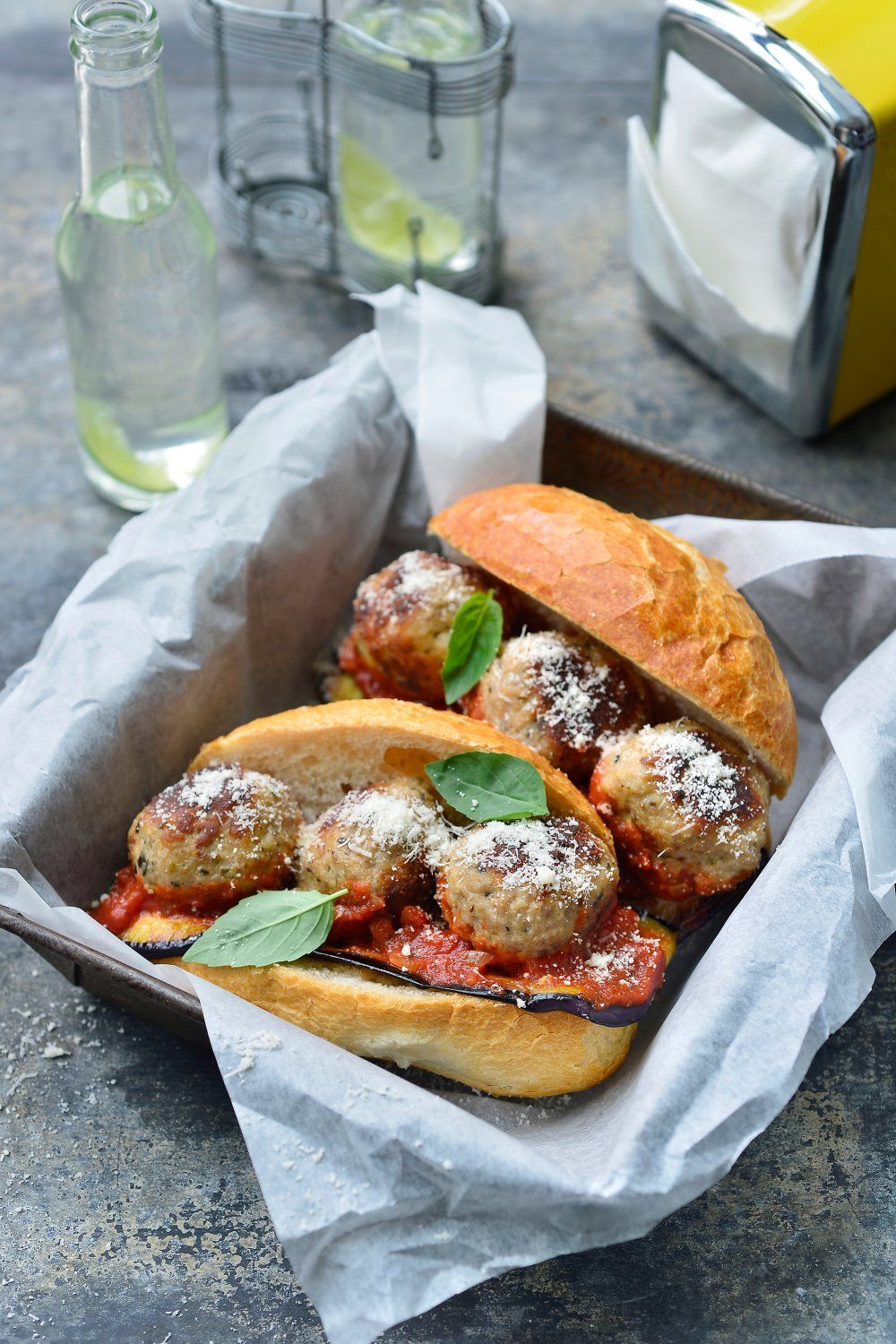 Broodje meatball met aubergine