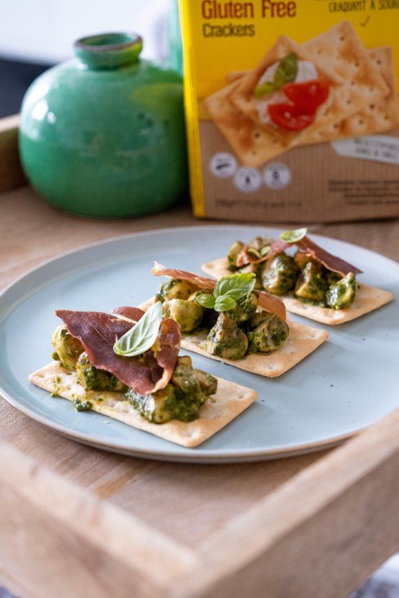 Glutenvrije crackers met champignons en pesto