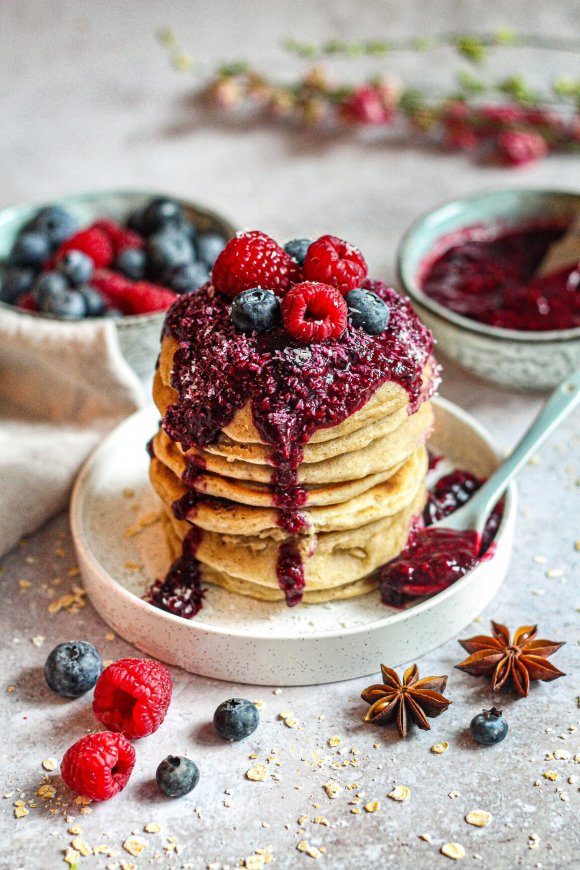 Vegan boekweitpannenkoeken met compote van rood fruit