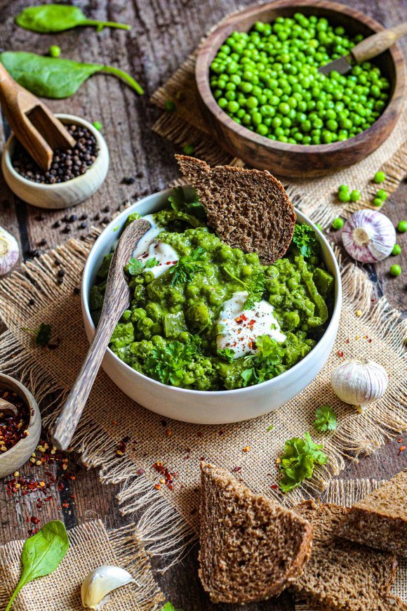 Groene shakshuka met doperwten en kokosyoghurt