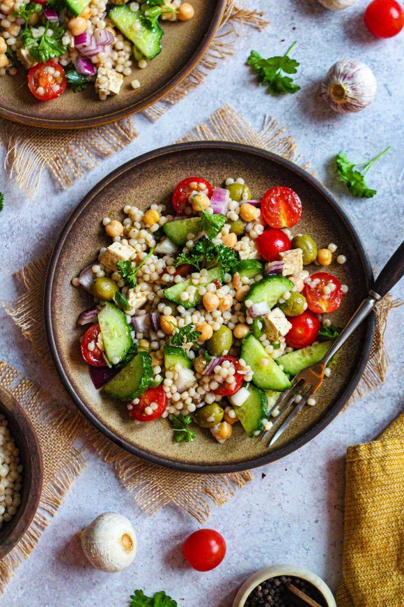 Griekse parelcouscous salade met vegan feta