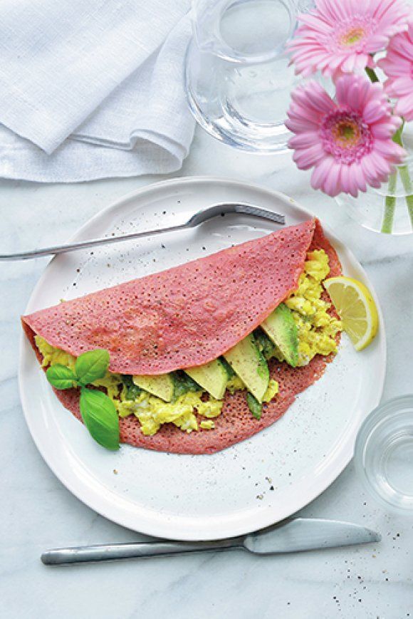 Hartige rodebietenwrap met een pesto-eitje en avocado