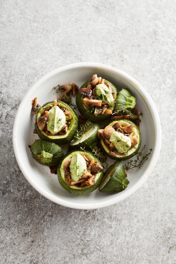 Gevulde courgette met champignons en avocadocrème