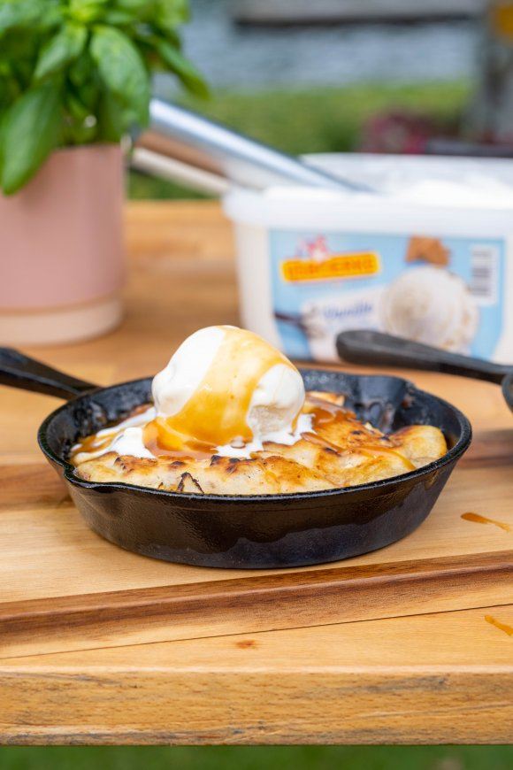 Apple cobbler met karamel en vanille-ijs