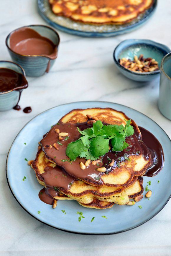 Mexicaanse pannenkoek met chocolade- en karamelsaus