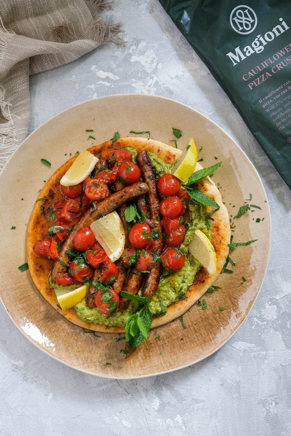 Bloemkoolpizza met erwtenhummus en merguez