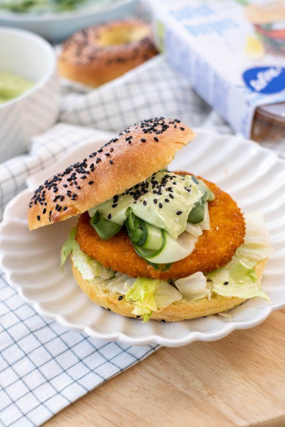 Bagel met SoFish burger, zoetzure komkommer en avocadodressing