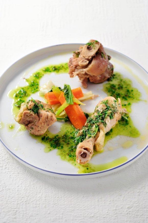 Gekookt vlees met salsa verde