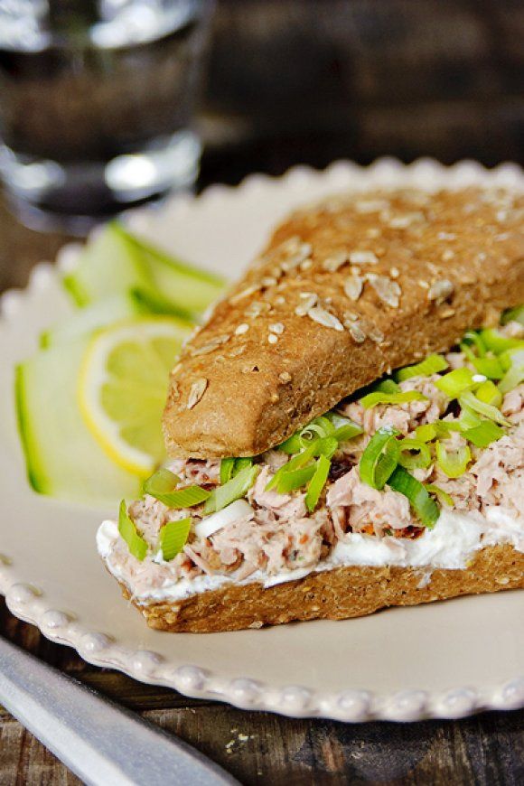 Broodje tonijn met Griekse yoghurt en zongedroogde tomaatjes