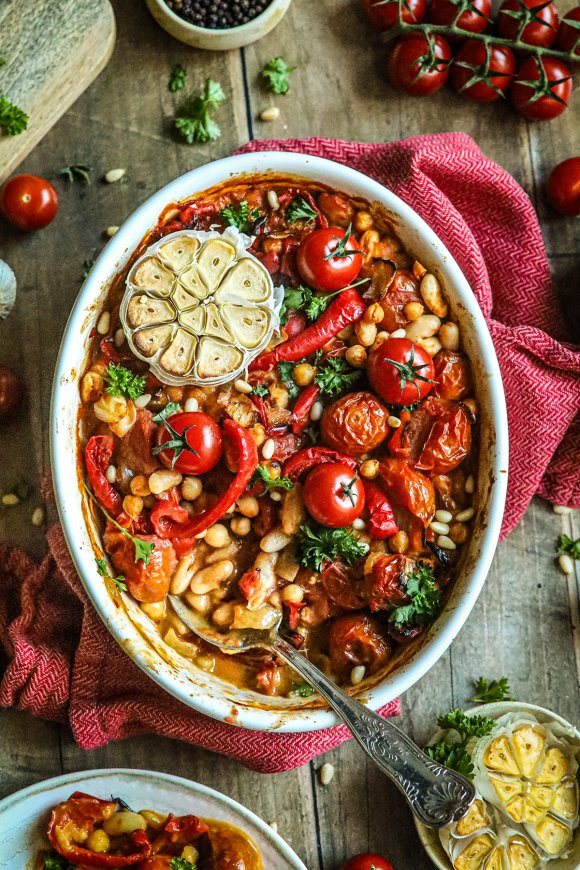 Vegan ovenschotel met geroosterde paprika, bonen en ui