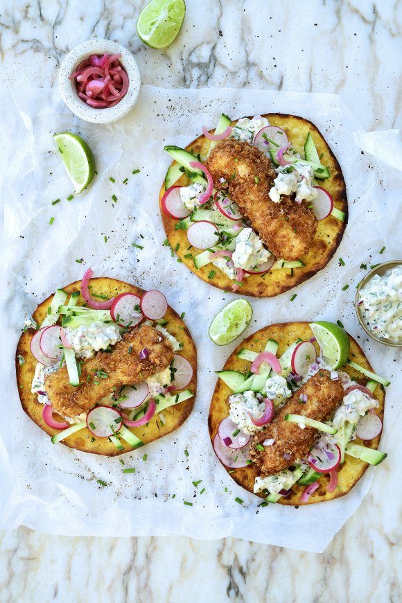 Tostada met fishsticks en tartaarsaus