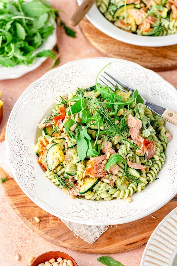 Pasta met broccolisaus, courgette en zalm